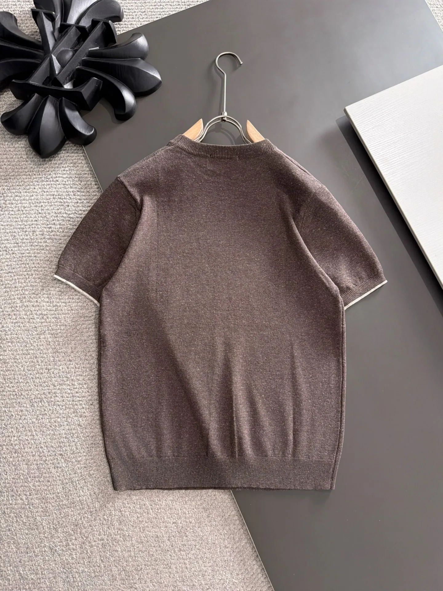 Next day shipment BC high quality-Brunello Cucineli 26ss New Arrival men's short-sleeved T-shirt. Like LP, it belongs to the same old-money style top brand. New Arrival is a top-notch brand. New Arrival Original men's casual short-sleeved. Made of combed cotton yarn knitted cotton-like fabric. Exclusive Premium custom-controlled raw materials. It feels substantial when weighed. The upper body is also more textured than ordinary T-shirts. Fashionable Versatile Hot Sale, skin-friendly and comfortable to wear, premium boutique, exquisite workmanship from Factory, great upper body, essential item for men, complete with three standards Sizes M-3XL